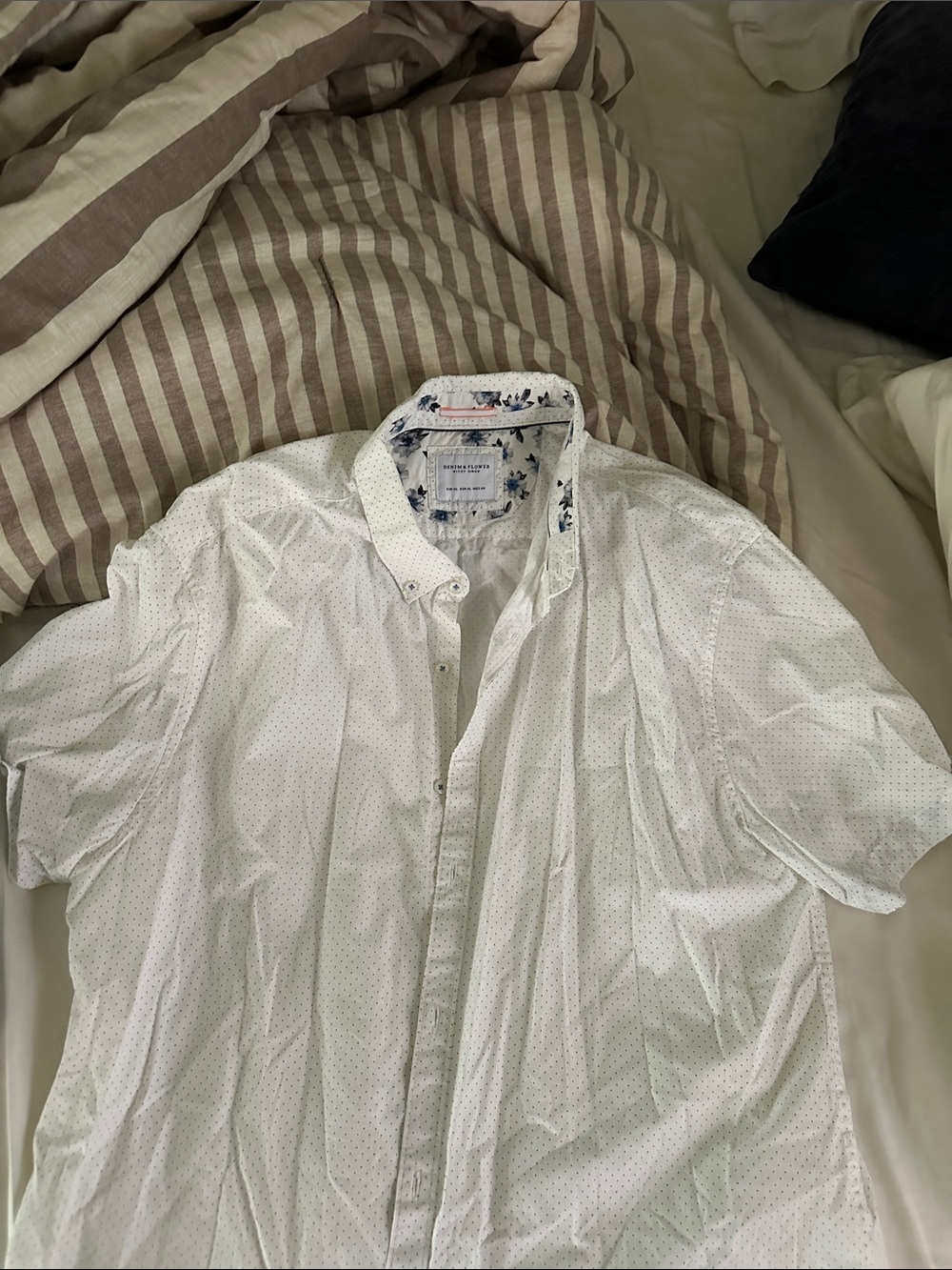 Denim & Flower White Short-Sleeve Button-Down with Subtle Dot Print